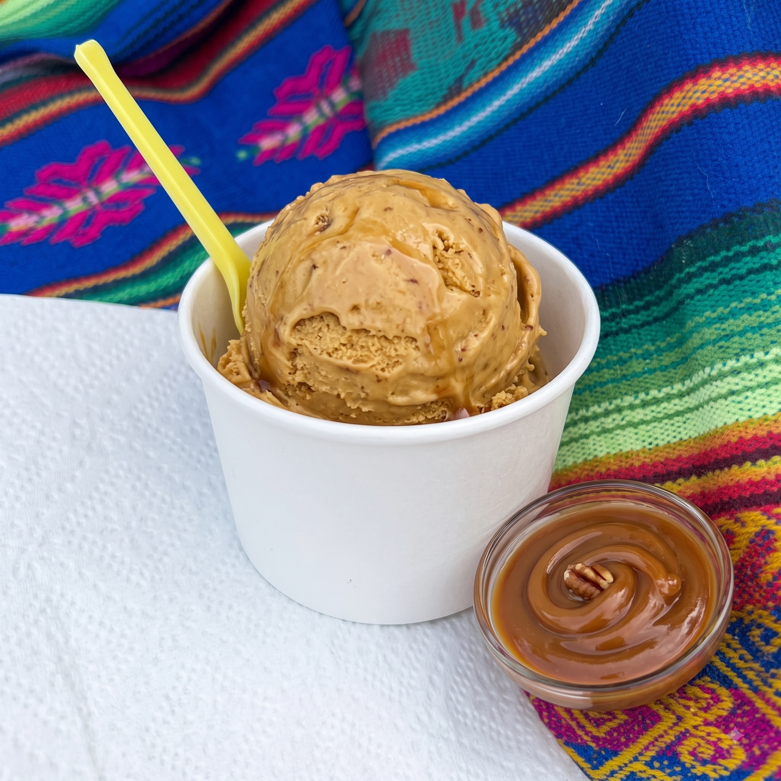 Helado de cajeta con salsa de caramelo y nuez, preparado por Cecilia's Ice Cream