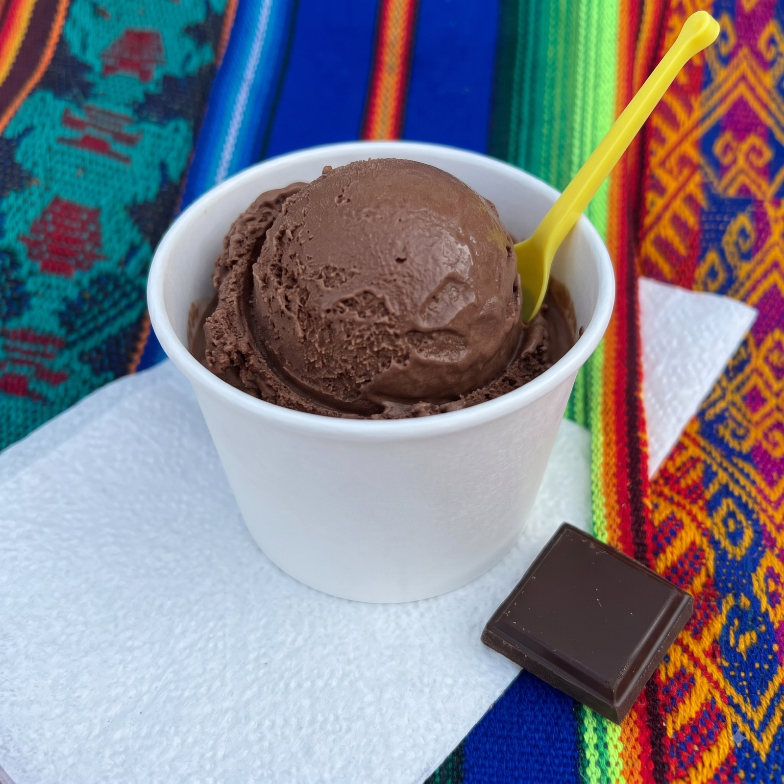 Nieve de garrafa sabor chocolate, servida por Cecilia's Ice Cream