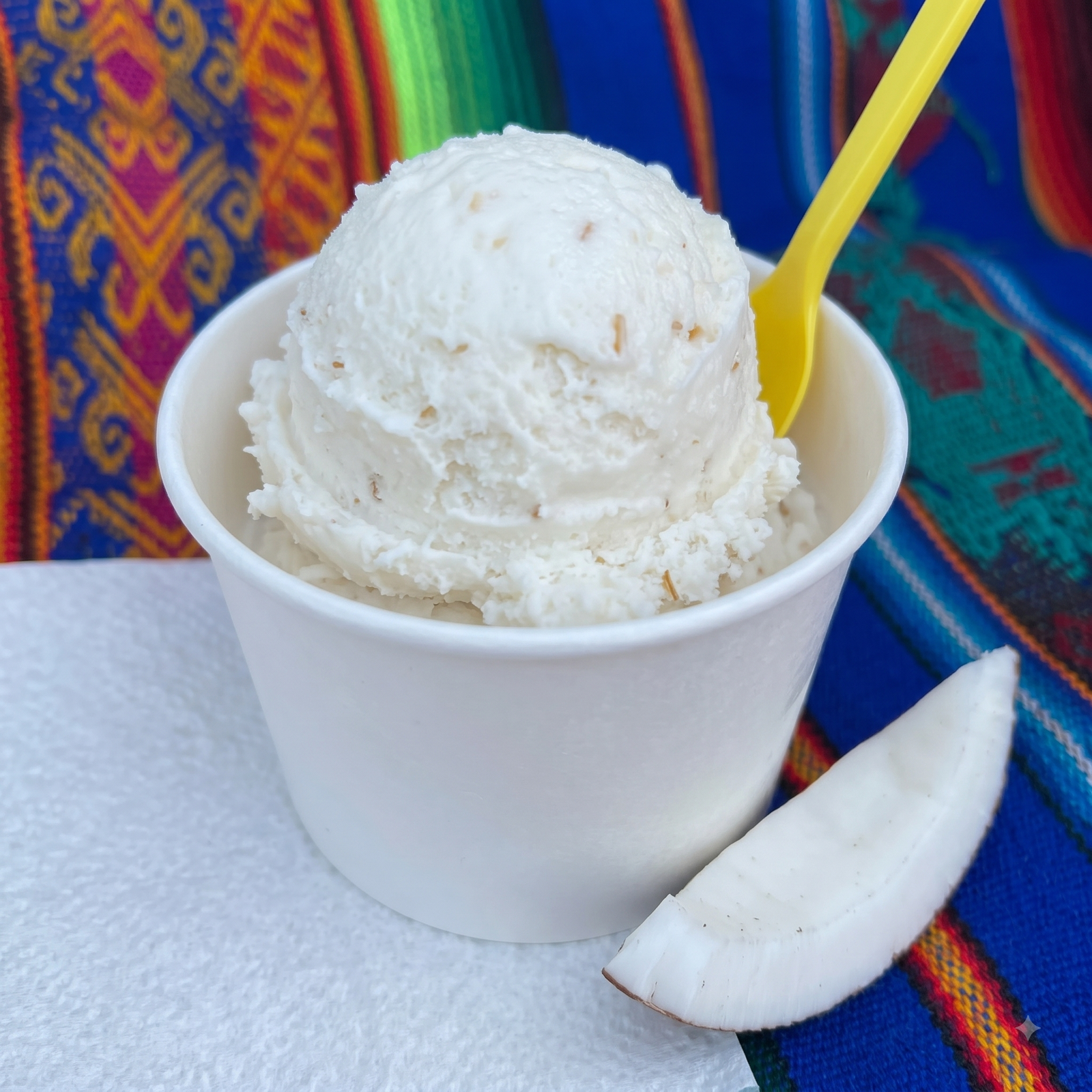 Nieve de garrafa sabor coco, servida por Cecilia's Ice Cream