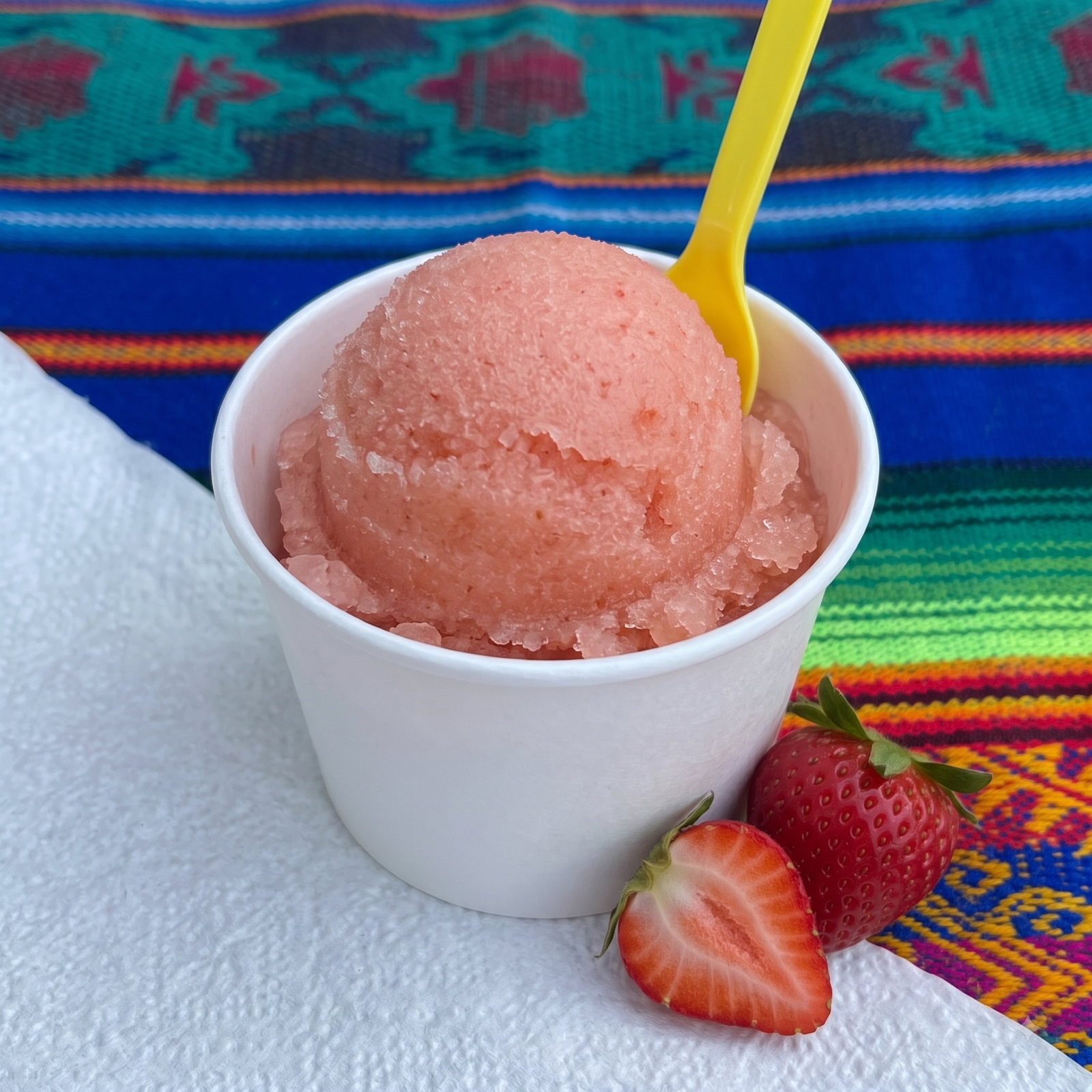 Nieve de agua sabor fresa, servida por Cecilia's Ice Cream