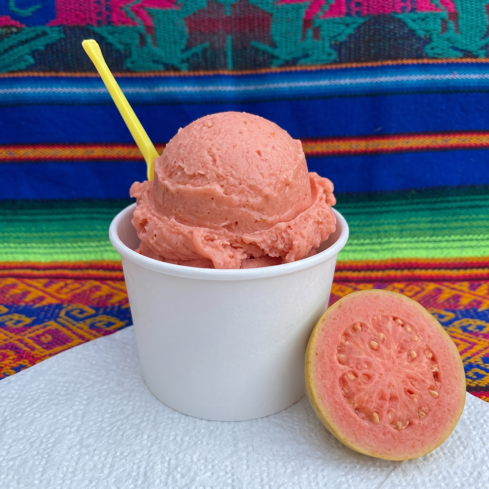 Nieve de garrafa sabor guayaba, servida por Cecilia's Ice Cream