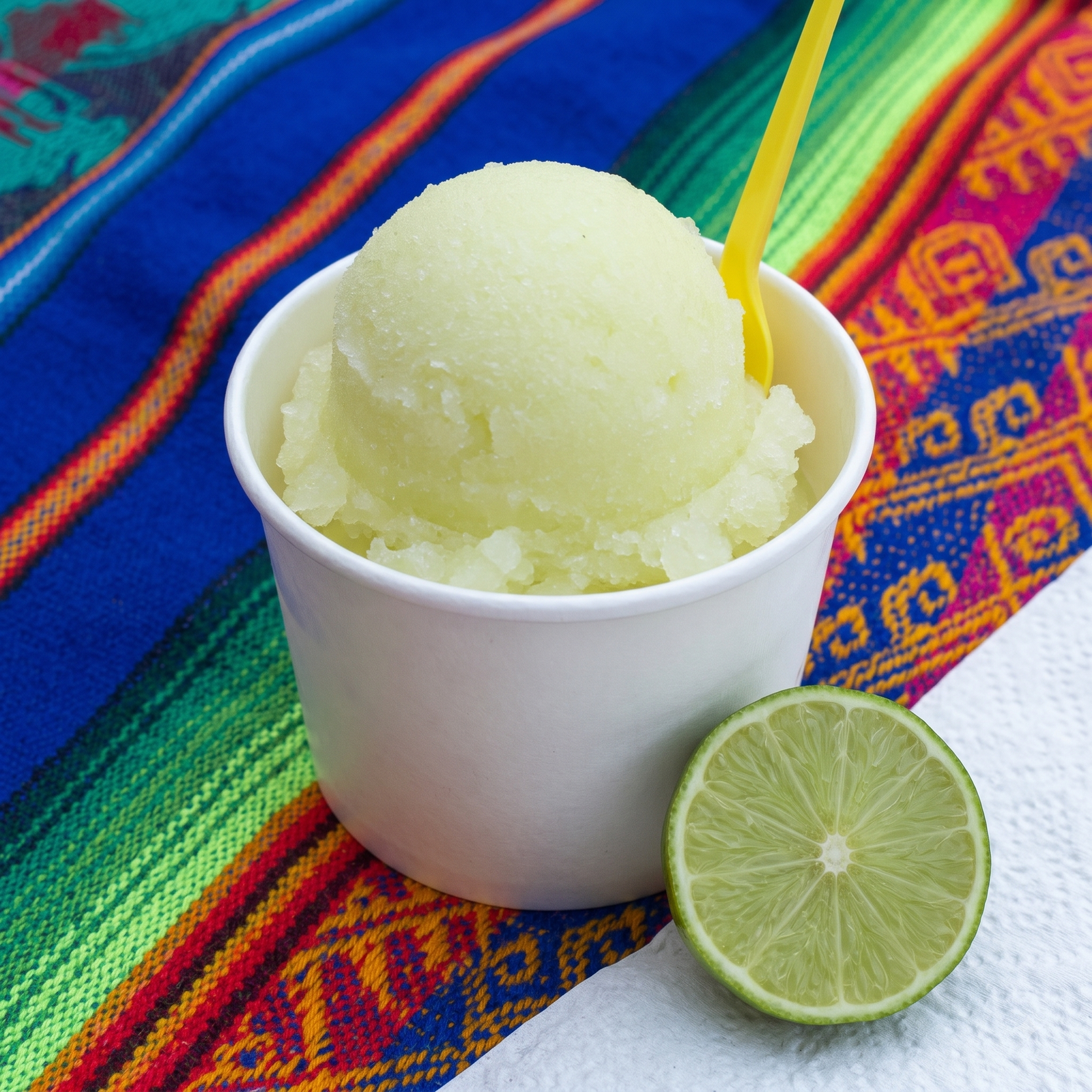 Nieve de agua sabor limón, servida por Cecilia's Ice Cream