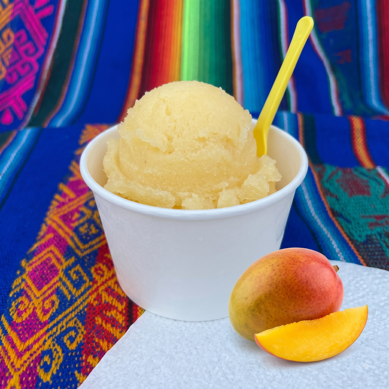 Nieve de agua sabor mango, servida por Cecilia's Ice Cream