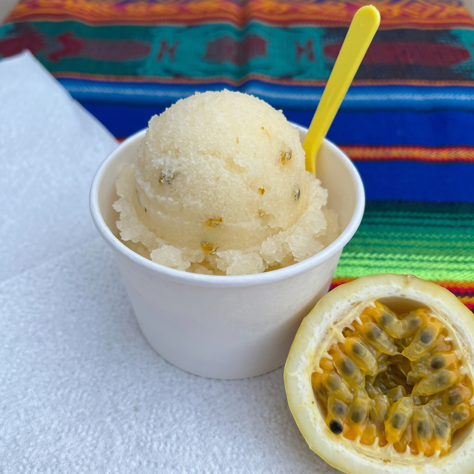Nieve de maracuyá servida con maracuyá natural, preparada por Cecilia's Ice Cream