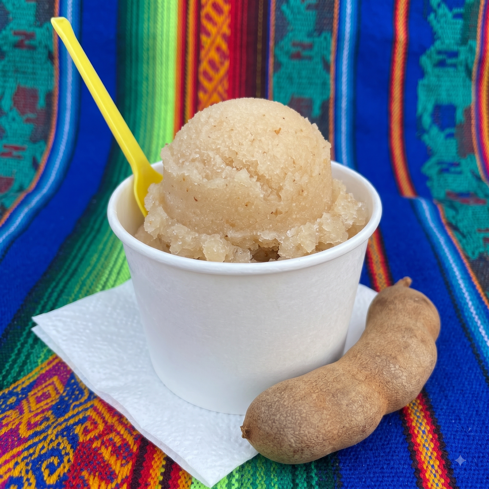 Nieve de tamarindo servida con tamarindo natural, preparada por Cecilia's Ice Cream